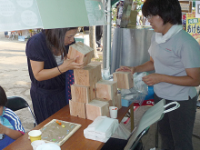 「森のマルシェ」での千葉県産材展示・説明